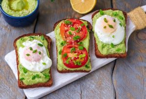 Toast mattutino con avocado e uovo